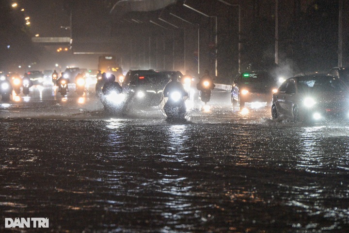 Hanoi streets submerged following heavy rain - 4 Hanoi streets submerged following heavy rain - 4