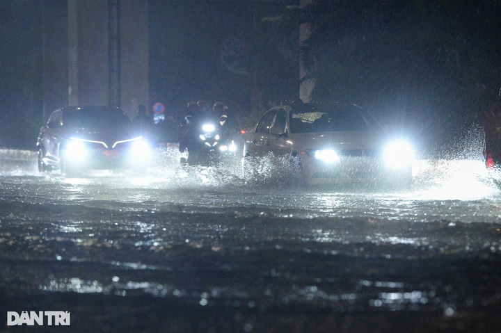 Hanoi streets submerged following heavy rain - 1 Hanoi streets submerged following heavy rain - 1