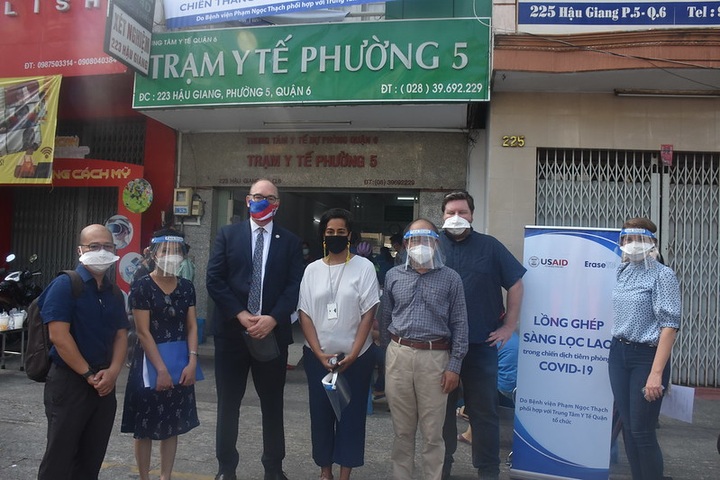 US supports Vietnam in introducing tuberculosis screening at COVID vaccination sites - 1