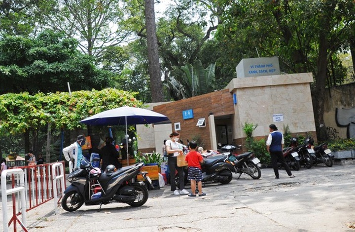 HCM City public toilets face misuse - 6 HCM City public toilets face misuse - 6