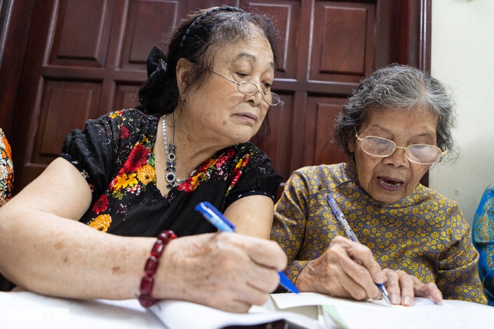 Elderly take English classes - 5 Elderly take English classes - 5