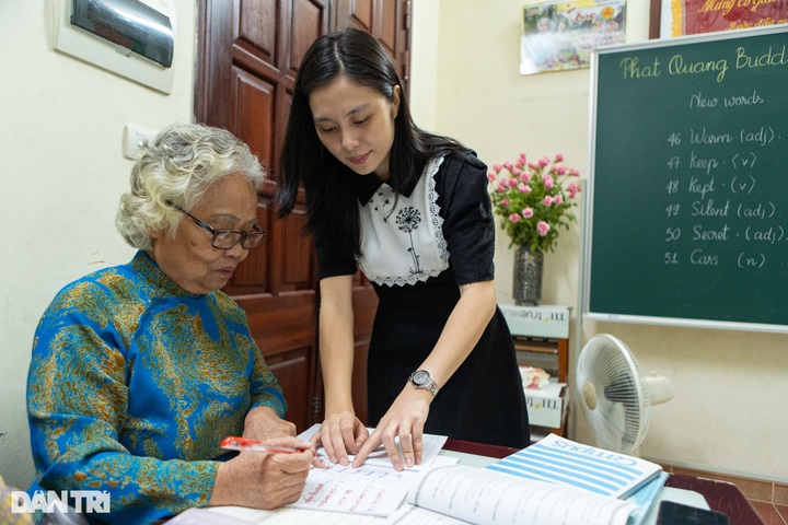 Elderly take English classes - 11 Elderly take English classes - 11