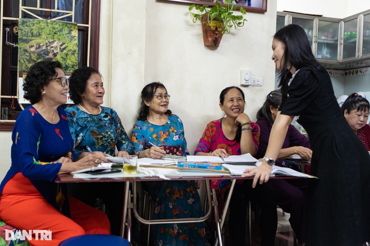 Elderly take English classes - 10 Elderly take English classes - 10