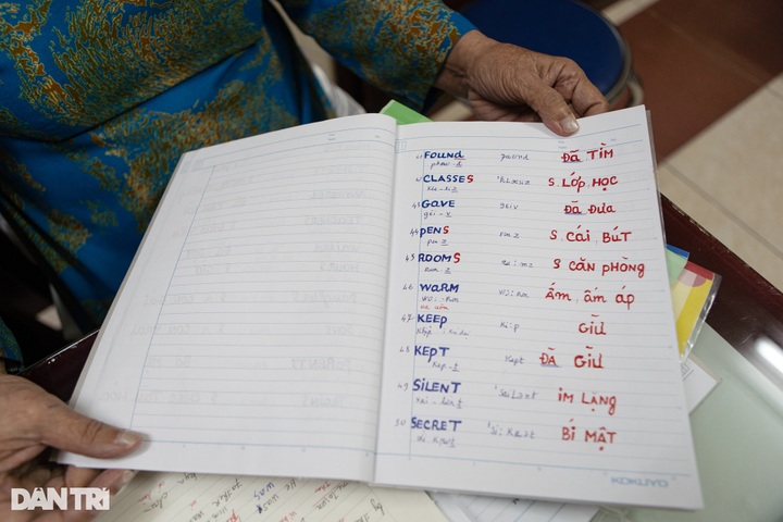 Elderly take English classes - 7 Elderly take English classes - 7