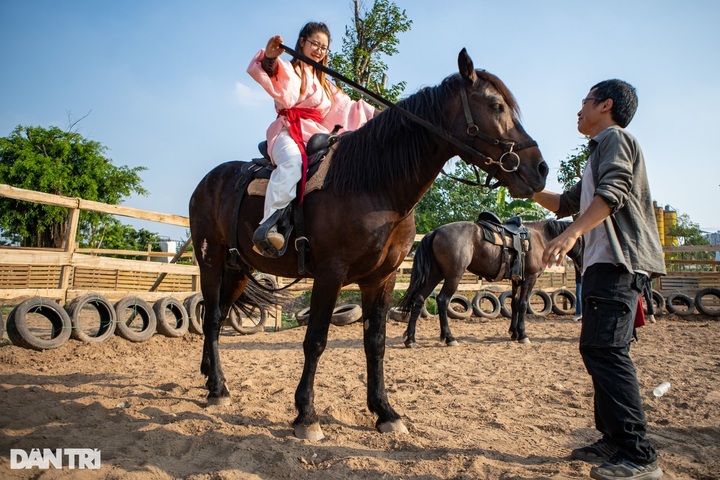 Horseback archery gains popularity among Hanoians - 1