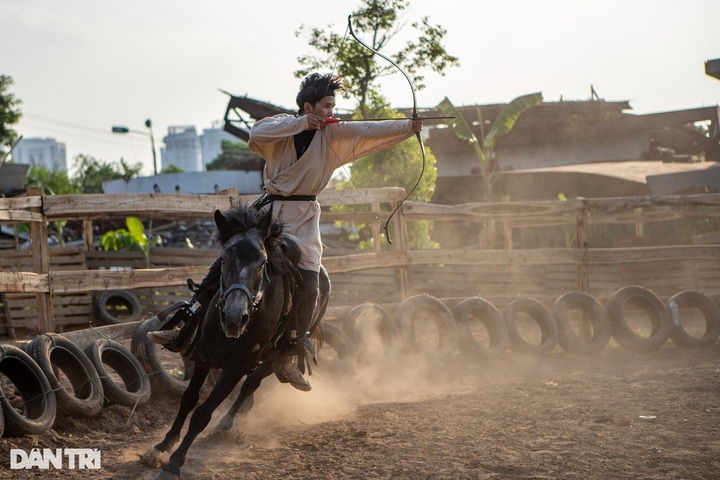 Horseback archery gains popularity among Hanoians - 4