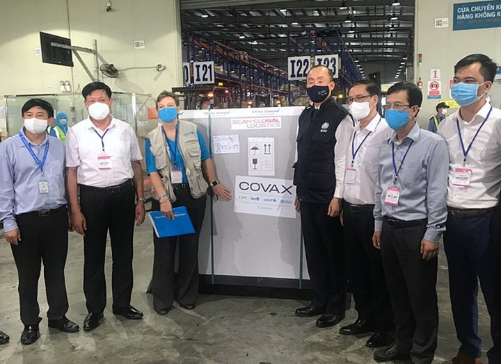 Vietnam receives over 800,000 more doses of Covid-19 vaccines - 1