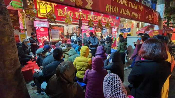 Hanoians queue outside gold shops on God of Wealth Day - 1