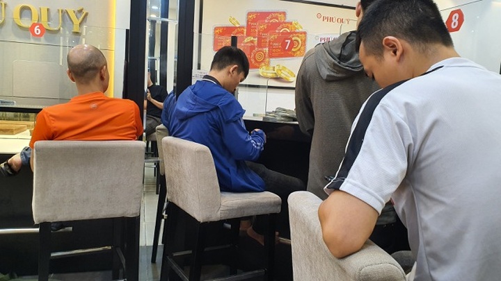 People rush to buy gold amid record high prices - 3