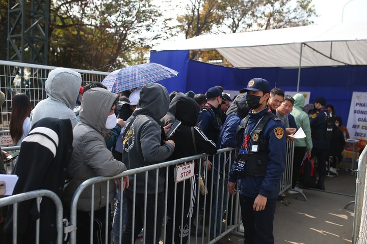 Football fans queue up for Vietnam-Thailand AFF Cup Final - 4 Football fans queue up for Vietnam-Thailand AFF Cup Final - 4