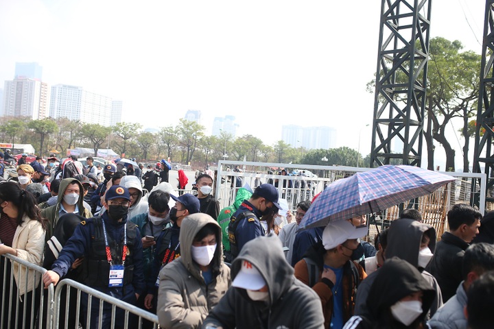 Football fans queue up for Vietnam-Thailand AFF Cup Final - 2 Football fans queue up for Vietnam-Thailand AFF Cup Final - 2