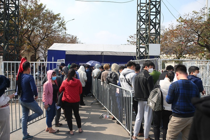 Football fans queue up for Vietnam-Thailand AFF Cup Final - 3 Football fans queue up for Vietnam-Thailand AFF Cup Final - 3