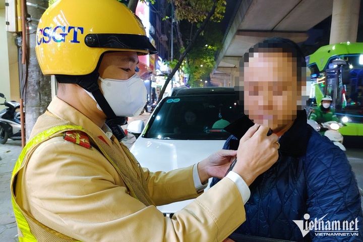Hanoi police tighten control over drivers’ blood alcohol concentration - 2 Hanoi police tighten control over drivers’ blood alcohol concentration - 2