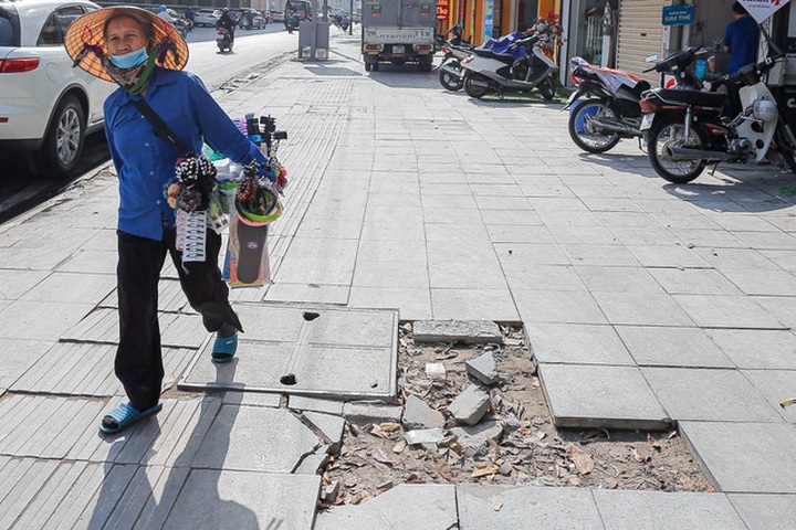 Hanoi pavements deteriorate despite high-quality stone paving - 1 Hanoi pavements deteriorate despite high-quality stone paving - 1