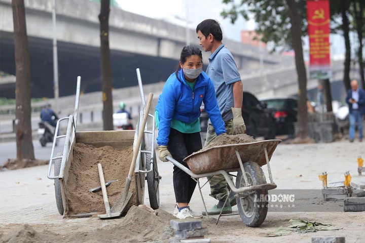 Work on Hanoi pavements sped up as Tet nears - 2 Work on Hanoi pavements sped up as Tet nears - 2