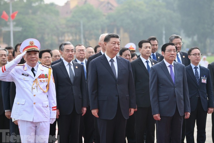 Chinese President Xi Jinping pays tribute to President Ho Chi Minh - 1