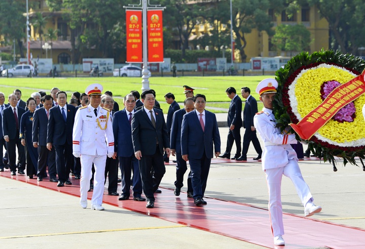 Party, State leaders pay tribute to dead soldiers, President Ho Chi Minh - 3 Party, State leaders pay tribute to dead soldiers, President Ho Chi Minh - 3