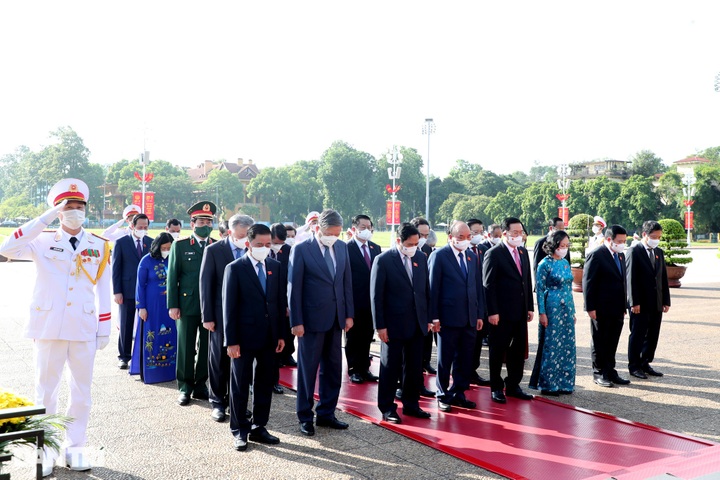 Top leaders pay tribute to war dead - 4