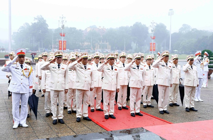 State leaders pay tribute to President Ho Chi Minh on party founding anniversary - 4 State leaders pay tribute to President Ho Chi Minh on party founding anniversary - 4