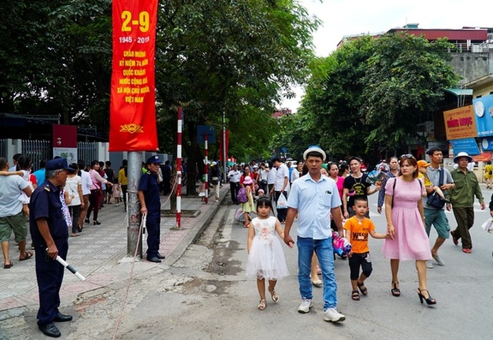 Thousands of people visit Ho Chi Minh Mausoleum on National Day - 7