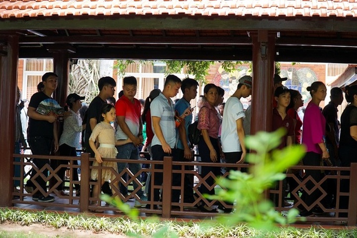 Thousands of people visit Ho Chi Minh Mausoleum on National Day - 3