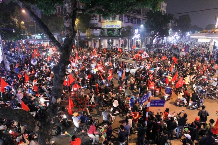 Fans flood streets to celebrate Vietnam's advance to Asian Cup quarterfinals - 4