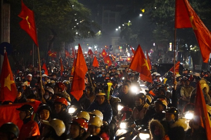 Football fans flood streets to celebrate Vietnam's historic SEA Games gold medal - 4 Football fans flood streets to celebrate Vietnam's historic SEA Games gold medal - 4