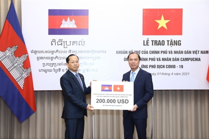 Vietnam donates US$200,000 to Cambodia’s COVID-19 fight - 1 Vietnam donates US$200,000 to Cambodia’s COVID-19 fight - 1