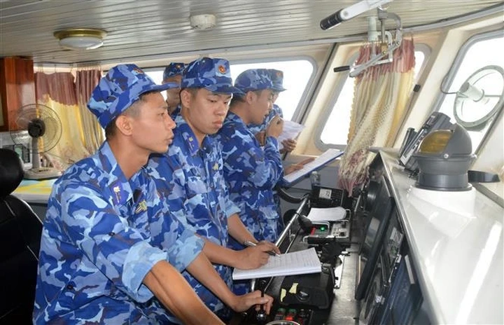 Vietnamese, Chinese coast guards conduct joint patrol in northern Gulf of Tonkin - 1