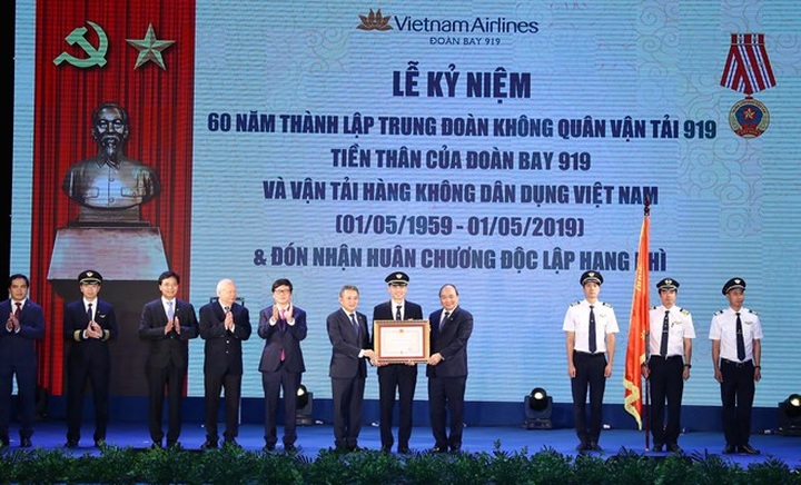 PM hopes Vietnam Airlines to become 5-star airline soon - 1