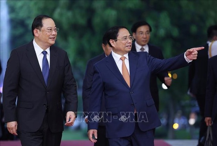 Vietnamese, Lao PMs join in working session in Hanoi - 1