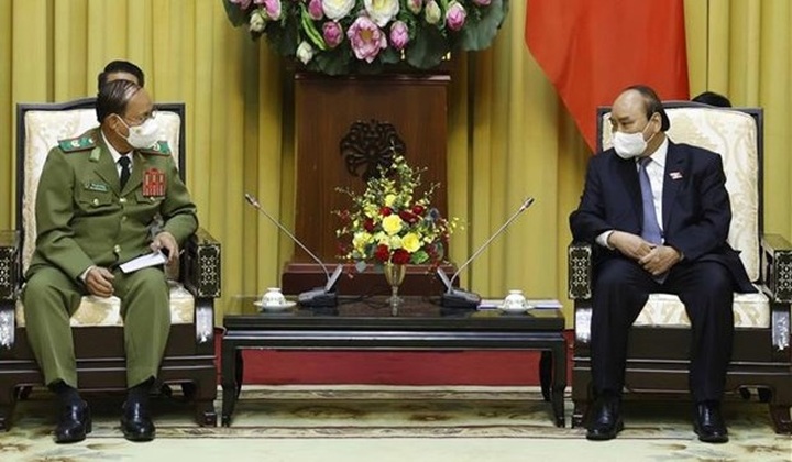 President Nguyen Xuan Phuc receives Lao Minister of Public Security - 1