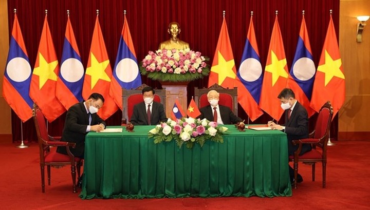 Top Vietnamese, Lao leaders witness signing of bilateral cooperation pacts - 1