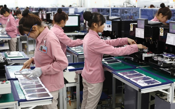 Foreign businesses pour US$28.5 bln into Vietnam in 2020 - 1