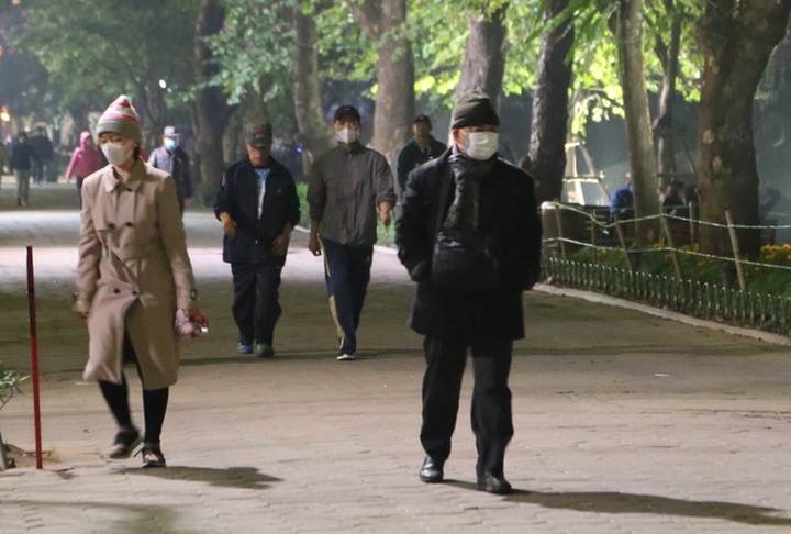 Coronavirus drives Hanoians to wear more masks - 1