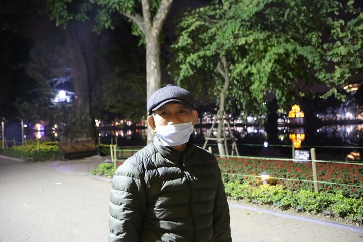 Coronavirus drives Hanoians to wear more masks - 3