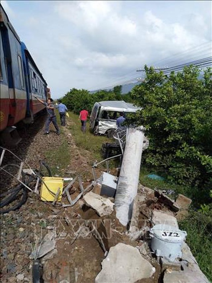 Four die in train-bus collision in Binh Thuan - 1
