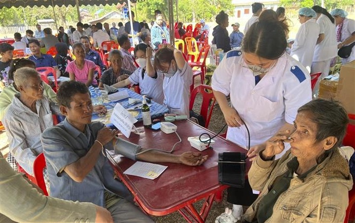 Vietnamese doctors provide free health check-ups for people in Laos - 1