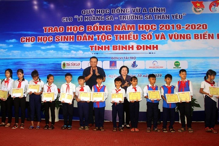 Scholarships granted to disadvantaged students in Binh Dinh - 1