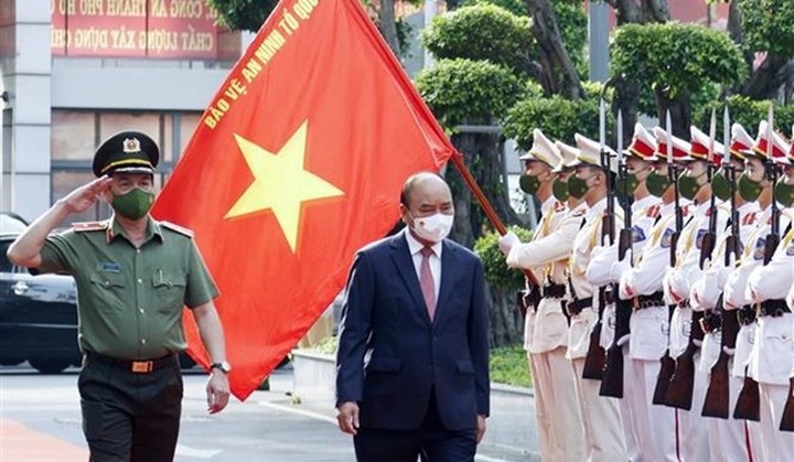 President checks security in HCM City ahead of Tet - 1