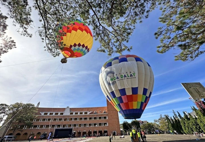 Hot air balloons debut in skies above Da Lat City - 1
