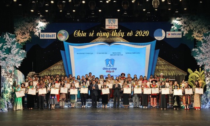 Programme honours outstanding ethnic teachers - 1 Programme honours outstanding ethnic teachers - 1