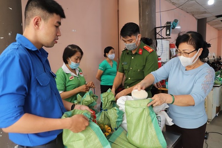 HCM City: residents swap trash for rice in fight against plastics - 1