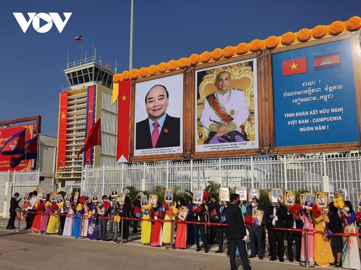 State President Phuc meets Cambodian King Sihamoni - 1