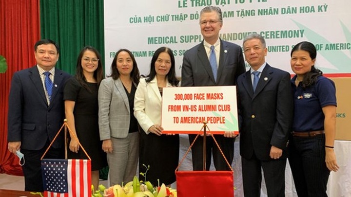 Vietnam Red Cross Society presents medical supplies to US people - 1