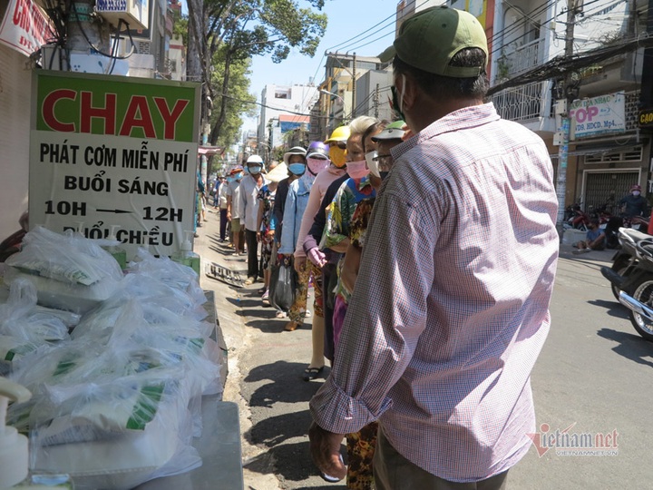 Restaurant owners offer free meals to poor people - 1