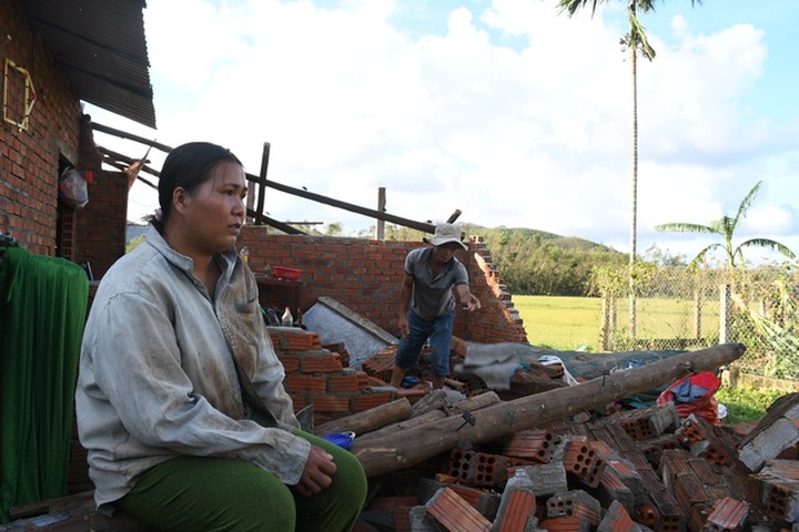 Quang Ngai man receives VND20m after home was destroyed in storm - 1
