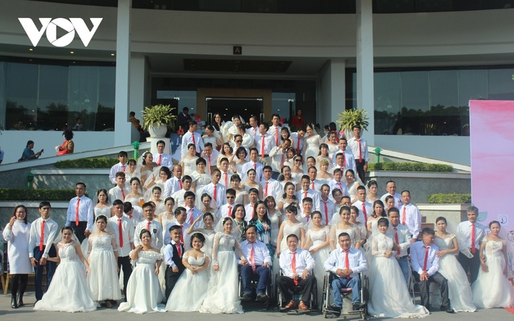 46 needy couples hold special mass wedding in Hanoi - 1