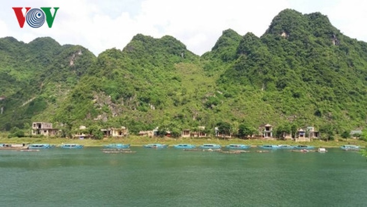 Quang Binh launches new tour along Gianh River - 1