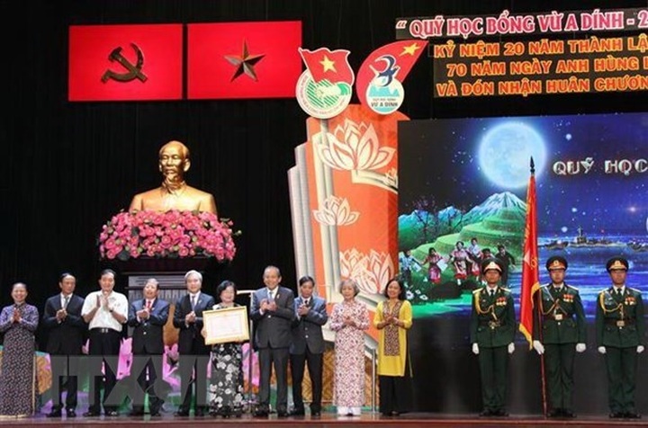 Scholarship fund for ethnic minority children honoured - 1